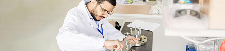 técnico usando equipo